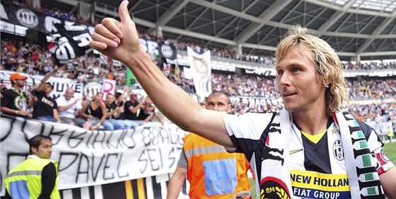 Pavel Nedvd se louí s fanouky Juventusu.