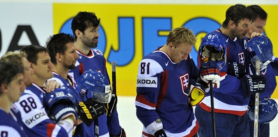 HLAVY DOLE. Sloventí hokejisté po prohe s Finskem netajili zklamání.