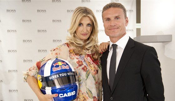 PRO CHARITU. David Coulthard pedal topmodelce Tereze Maxové svoji závodní pilbu.