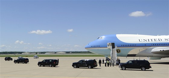 Letecký speciál Air Force One prezidenta Baracka Obamy na vojenské základn ve Fort Campbell, Kentucky, kam pijel osobn vyznamenat leny speciálního komanda SEALs. Pátek 6.5.2011