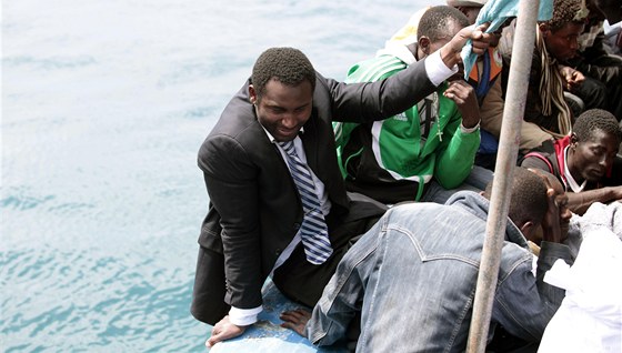 Lo s africkými imigranty pijídí k ostrovu Lampedusa (6. kvtna 2011)
