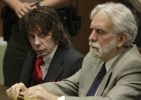 Producent Phil Spector s obhájcem Dennisem Riordanem