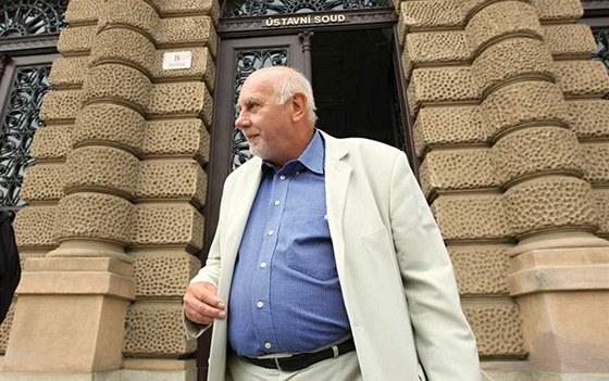 Pavel Rychetský opoutí budovu Ústavního soudu v Brn. (2. záí 2009)