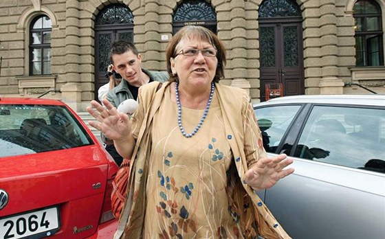 Soudkyn Elika Wagnerová opoutí budovu Ústavního soudu v Brn. (2. záí 2009)