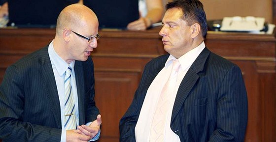 Lídři ČSSD Jiří Paroubek a Bohuslav Sobotka prosazovali výrazné snížení poslaneckých platů. Neuspěli ani u vlastních poslanců.