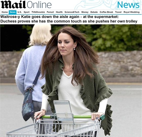 Kate Middletonová tlaí nákupní vozík v supermarketu na britském ostrov...