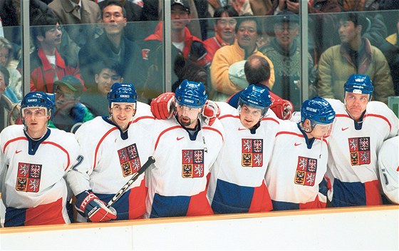 etí hokejisté se drí kolem ramen pi jednom ze zápas olympijského turnaje v