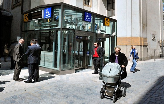 Ve stanici metra Národní tída jsou nové výtahy pro vozíkáe a maminky s koárky.