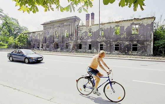 Rozvaliny zámku v Ostrav-Kunicích ped nkolika lety. Zámek lidem chybí nejvíce.