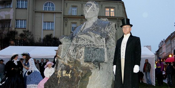 Odhalení sochy Frantika Ulricha v Hradci Králové