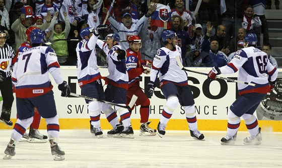 Hokejisté Slovenska se radují z branky v ruské síti.