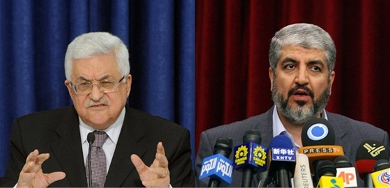 Vdce Hamasu Chálid Mial (vpravo) podepsal smírí dohodu s lídrem Fatahu Mahmúdem Abbásem.