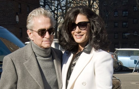 Michael Douglas a Catherine Zeta-Jonesová krátce ped jejím nástupem do psychiatrické léebny