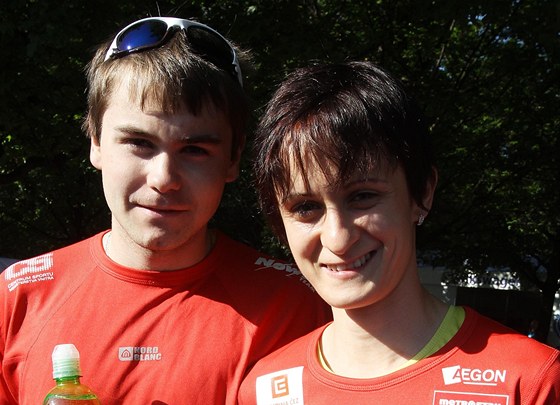 DÍV SE PRALI. Te Martina Sáblíková s bratrem Milan trénuje na rychlobruslaské oválu.