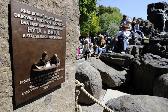 Pamětní deska v pražské zoo připomíná Vlastu Buriana.