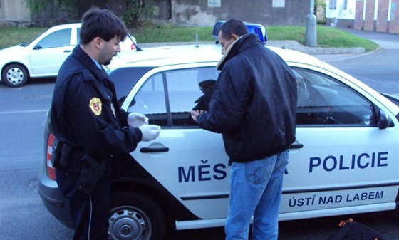 Podle ombudsmana Pavla Varvaovského vybírá mstská policie neoprávnn pokuty za jízdu na ervenou.