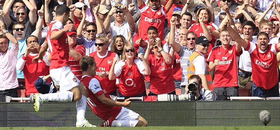 NA KOLENA... Aaron Ramsey, fotbalista Arsenalu, se raduje z gólu do sít Manchesteru United. A s ním i fanouci.