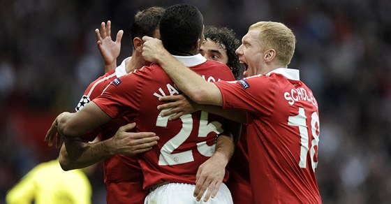 GÓLOVÁ RADOST. Fotbalisté Manchesteru United oslavují trefu v semifinále Ligy mistr