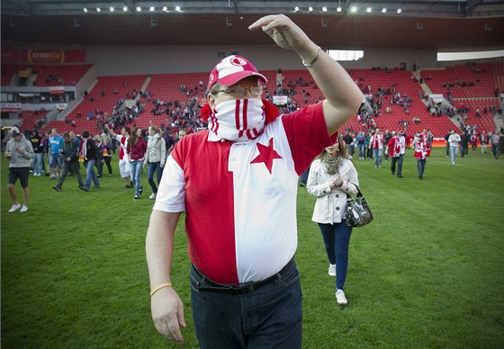 PROTEST. Fanouci fotbalové Slavie ped pohárovým utkáním zaplnili hrací plochu na protest proti vedení klubu. 