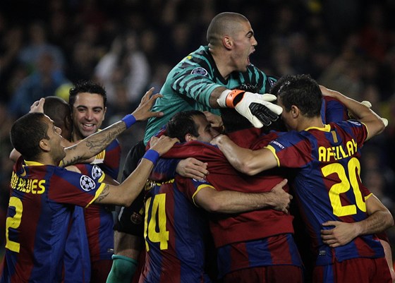 JSME VE FINÁLE. Hrái Barcelony se radují z postupu do finále Ligy mistr. Úpln nahoe branká Victor Valdés.