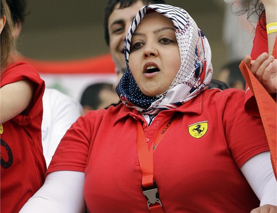 VRNÁ FANYNKA. Turecká fanynke drí palce Fernandu Alonsovi, kterého by si klidn i vzala za manela.