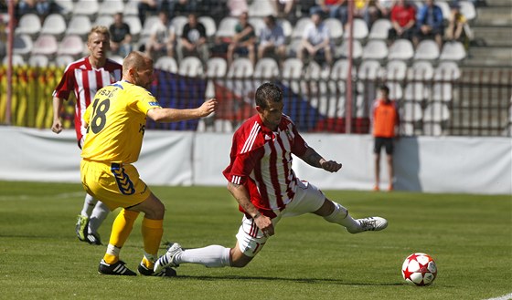 DLOUHÝ TREST. Petr Zapala z Viktorie ikov (v pruhovaném) nesmí hrát osmnáct msíc fotbal.