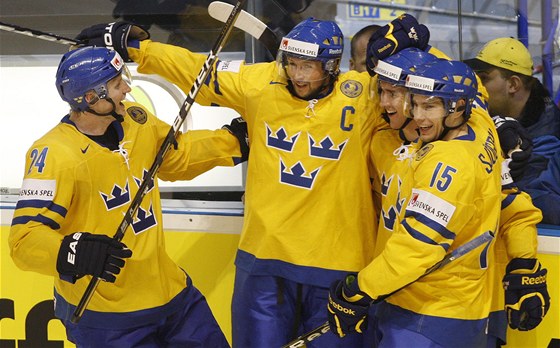 ŠVÉDSKÁ RADOST. Švédští hokejisté se radují z gólu.