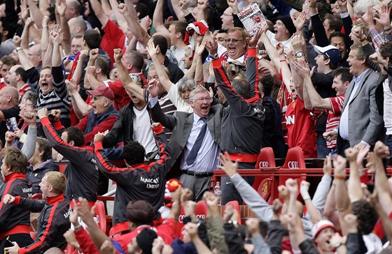 JE TO DOMA! Alex Ferguson, trenér Manchesteru United se raduje z dleité výhry.