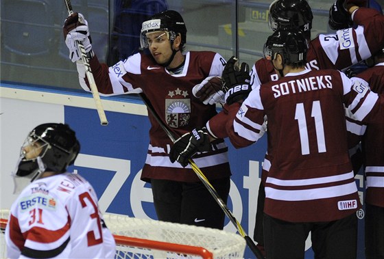 Hokejisté Loty�ska se radují z gólu, který vst�elili Rakousku na mistrovství sv�ta ve skupin� o udr�ení.