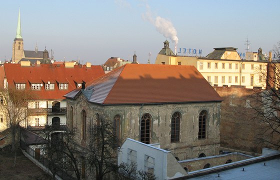 Staronová synagoga se nachází ve vnitrobloku mezi Smetanovými sady a Americkou...