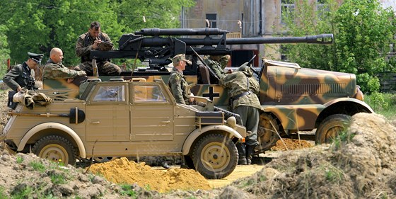 Milovnci vojensk historie pedvedli v eskch Budjovicch bitvu inspirovanou boji mezi nmeckou a sovtskou armdou na sklonku II. svtov vlky.