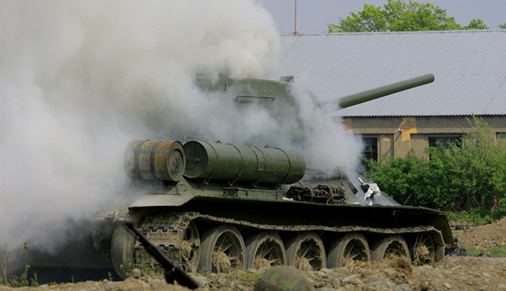 Milovnci vojensk historie pedvedli v eskch Budjovicch bitvu inspirovanou boji mezi nmeckou a sovtskou armdou na sklonku II. svtov vlky.