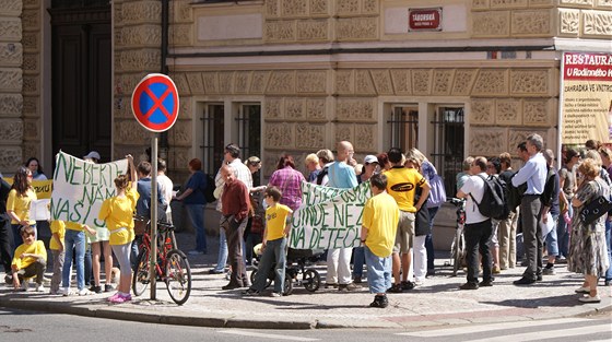 Ped nuselskou radnicí se selo nkolik desítek rodi s dtmi.