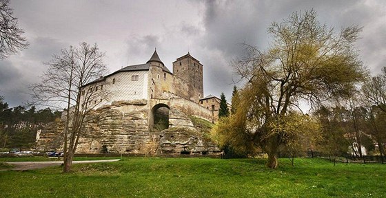 Sobotecko, hrad Kost - dol Plaknek dominuje Kost, nejzachovalej gotick...