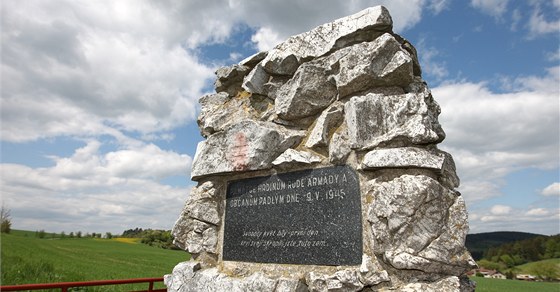 Pomníček Na Srdéčku na rozcestí u Ludmírova, který připomíná oběti z konce války. Že byly zbytečné, protože je způsobil omyl, už nezmiňuje.