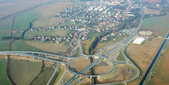 Mezi Prahou a Pardubicemi se pojede ve dvou pruzích kadým smrem, a se dostaví typruh do Opatovic nad Labem k obí kiovatce.