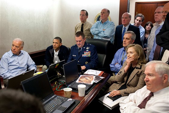 Americký prezident Barack Obama, viceprezident Joe Biden, ministryn zahranií Hillary Clintonová, éf Pentagonu Robert Gates a dalí lidé sledují v takzvané Situation Room v Bílém dom operaci proti Usámu bin Ládinovi
