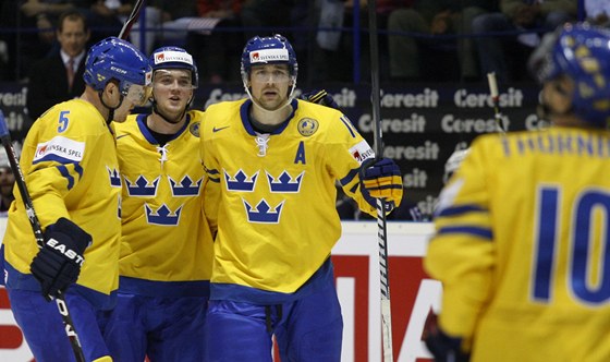Švédský gól slaví (zleva) Daniel Fernholm, Tim Erixon, Patrik Berglund a Martin Thornberg.