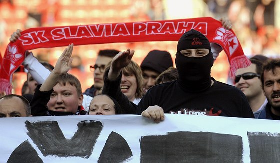 Nespokojení fanouci Slavie protestují proti vedení klubu.