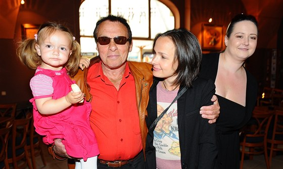 Jan Saudek s dcerami a partnerkou Pavlou Hodkovou 