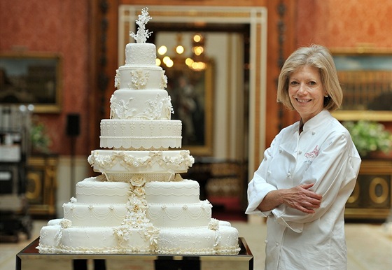 Slavná cukráka Fiona Cairnsová s osmipatrovým svatebním dortem