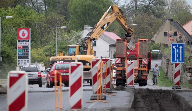 idie v Libchov trápí uzavírka silnice, dlníci tu budují kanalizaci.