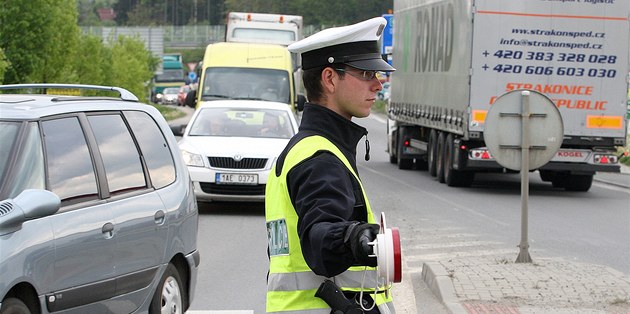 Pražský okruh ochromila nehoda kamionů s osobním autem, tvoří se kolony