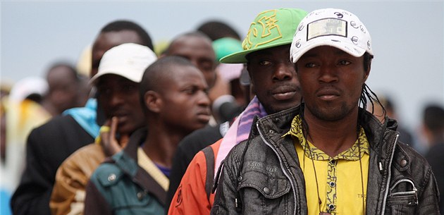 Afri�tí imigranti po p�íjezdu do Evropy. Ilustra�ní foto.