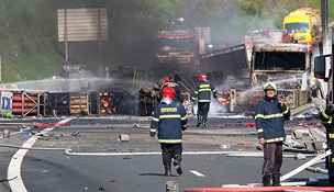 Hasiči zasahují na místě nehody kamionu u Valíku.