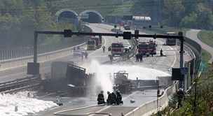 Hasiči chladí tlakové lahve po požáru havarovaného kamionu na dálnici D5 u Plzně