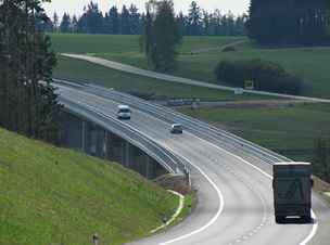 Nová silnice s mostem, v pozadí stará silnice