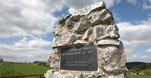 Pomníek Na Srdéku na rozcestí u Ludmírova, který pipomíná obti z konce války. e byly zbytené, protoe je zpsobil omyl, u nezmiuje.