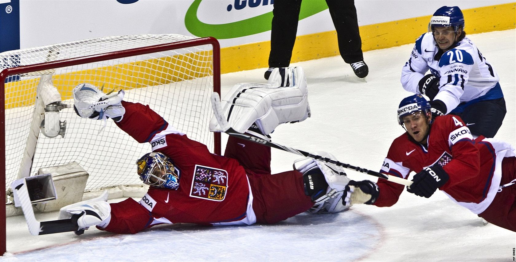 �ESKÁ MAGIE. Branká� Ond�ej Pavelec v brance �aroval a stal se hrdinou duelu s Finskem. 