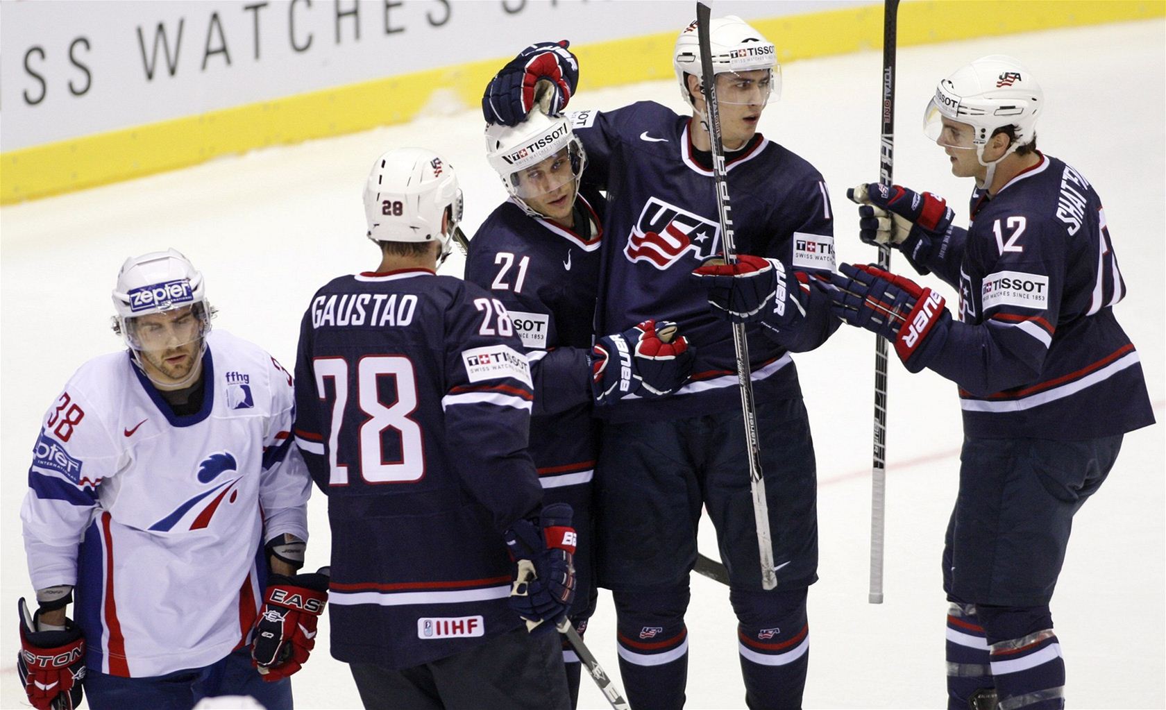 GÓL! Ameri�ané (zleva) Gaustad, Miele, Kreider a Shattenkirk se radují z branky v zápase s Francií.